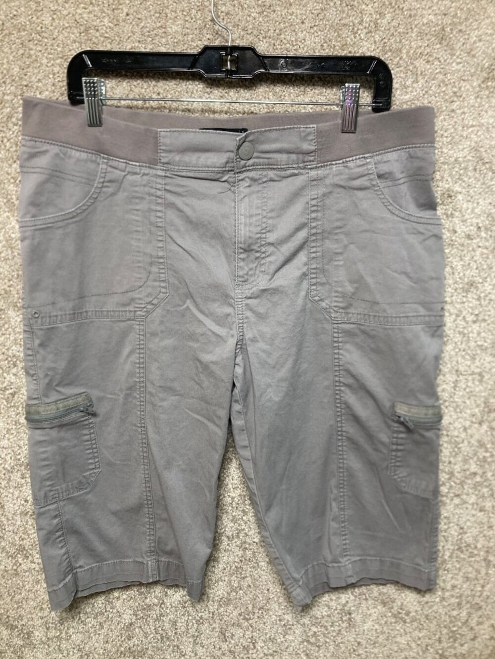 Lee Relaxed Fit Gray Cargo Shorts 19" Waistband & 22" Outseam With Side Zip Pock